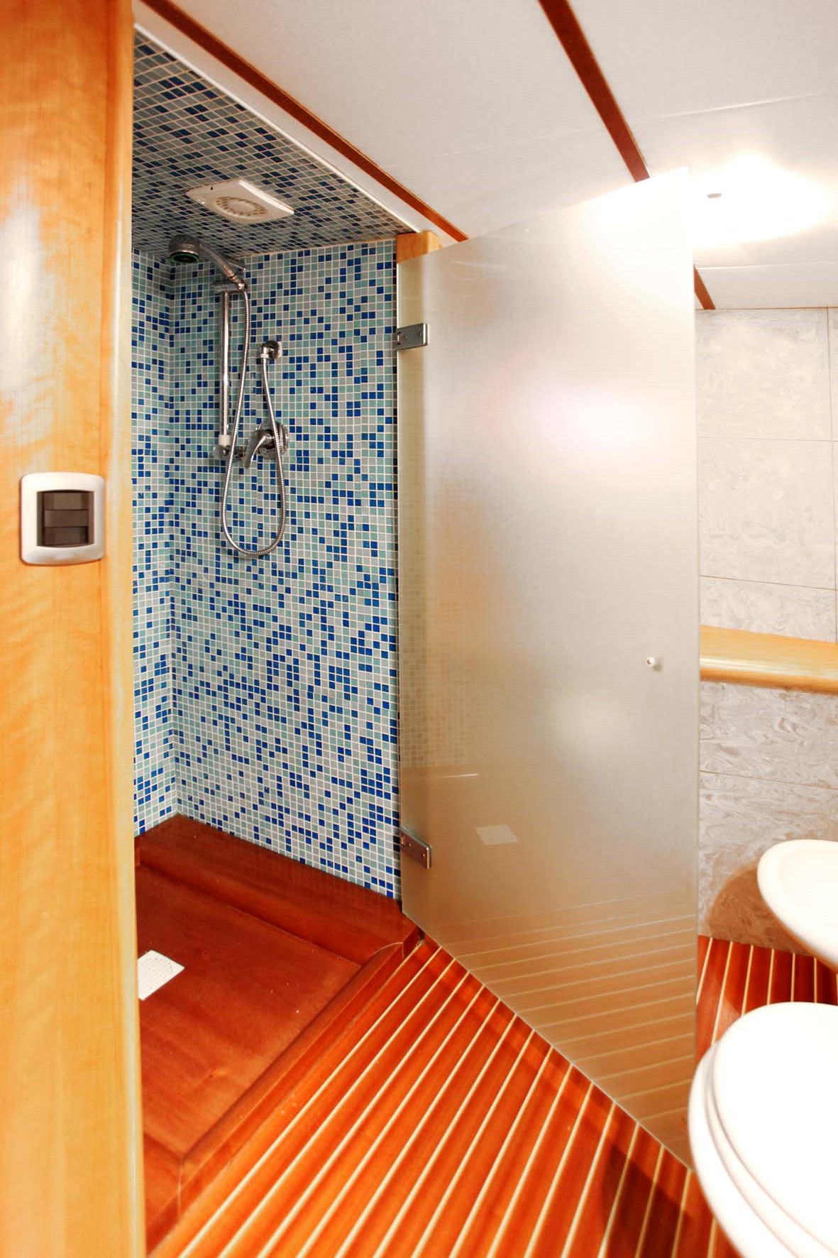 BUENA CHICA 1 - Bathroom.jpg