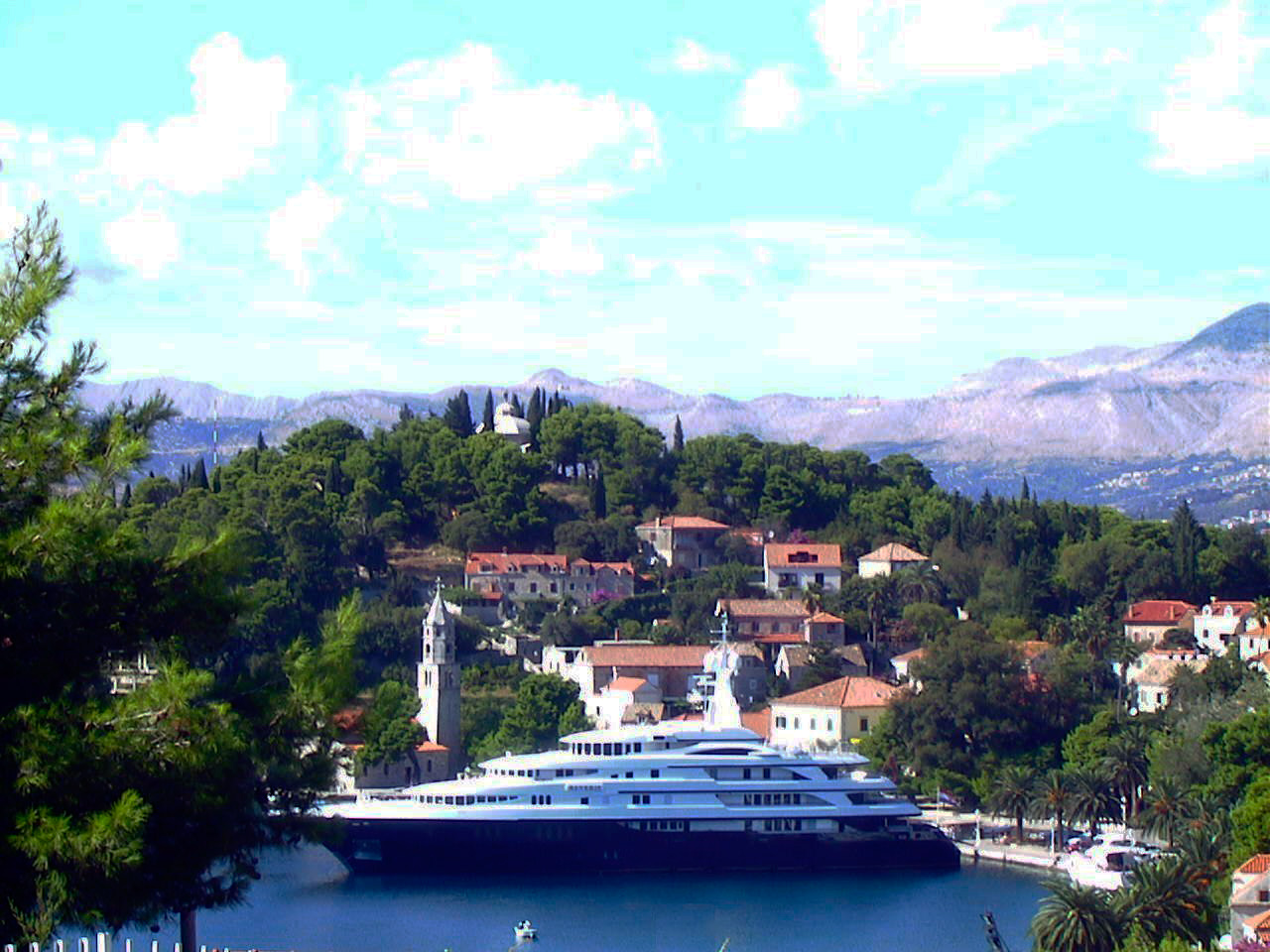 Benetti Motor Yacht Reverie anchored.jpg