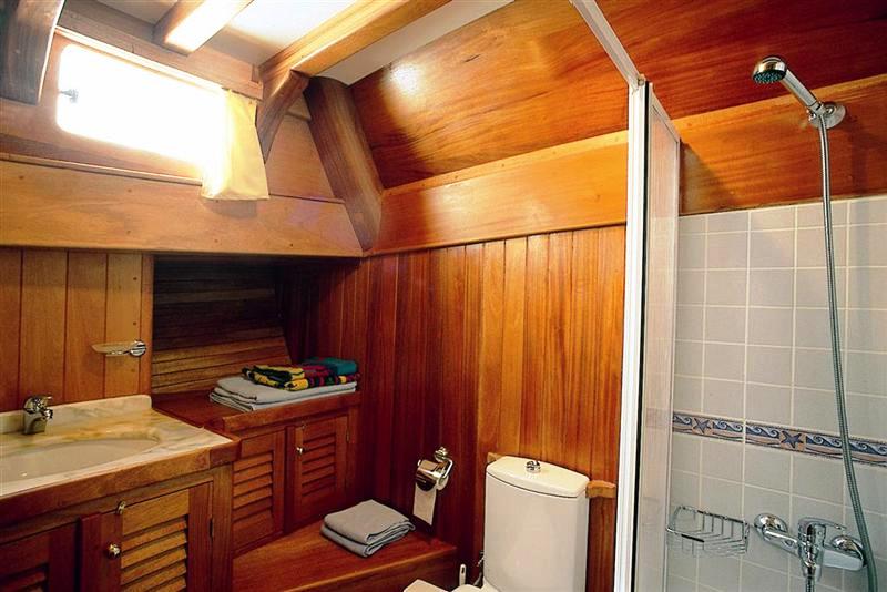 Burc-u Zafer bathroom.jpg