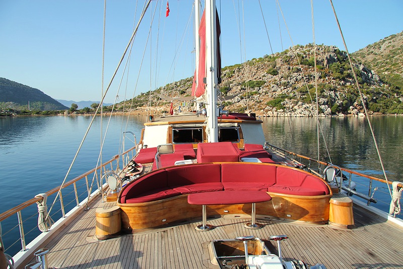 CLARISSA - Foredeck seating.jpg