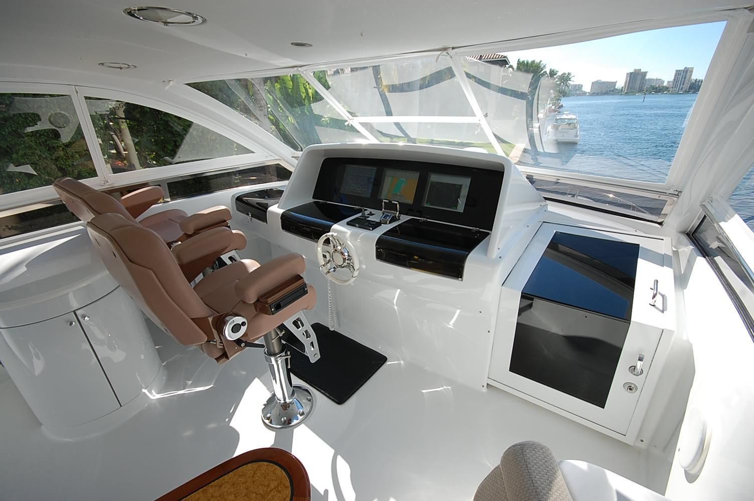 COLD GECKO. -  Flybridge Helm.JPG