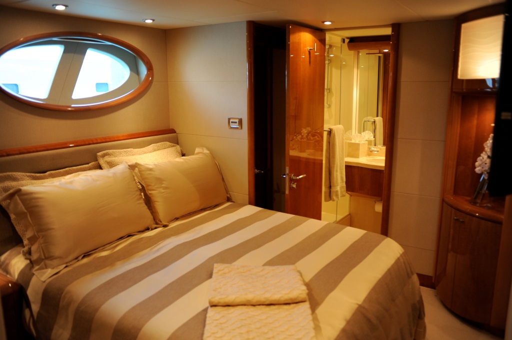 COLD GECKO. -  Guest Cabin to Port.jpg