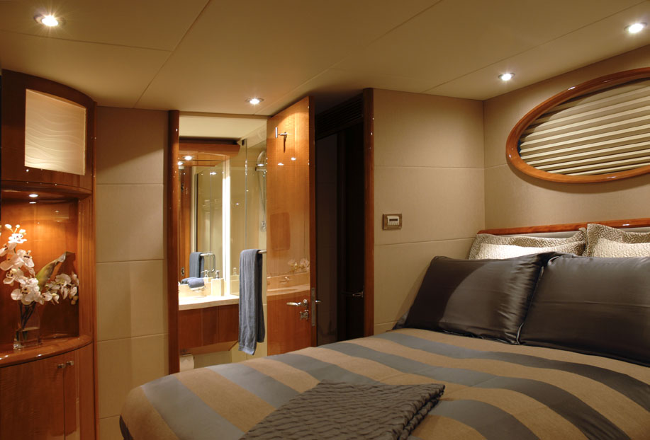 COLD GECKO. -  Guest Cabin to Starboard.jpg