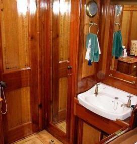 CORAL OF COWES -  Guest Ensuite.jpg