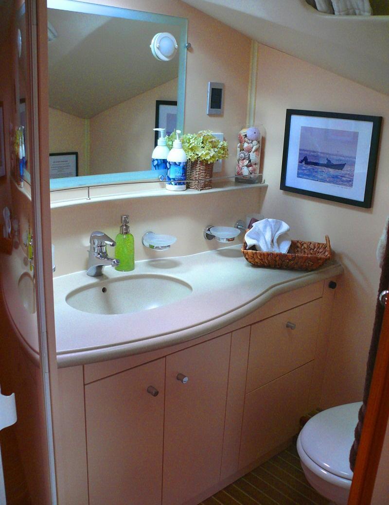 Cat FELICIA -  Ensuite Bathroom.jpg