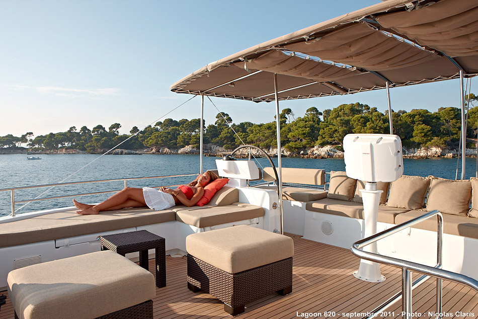 Catamaran DRAGON - Flybridge.jpg
