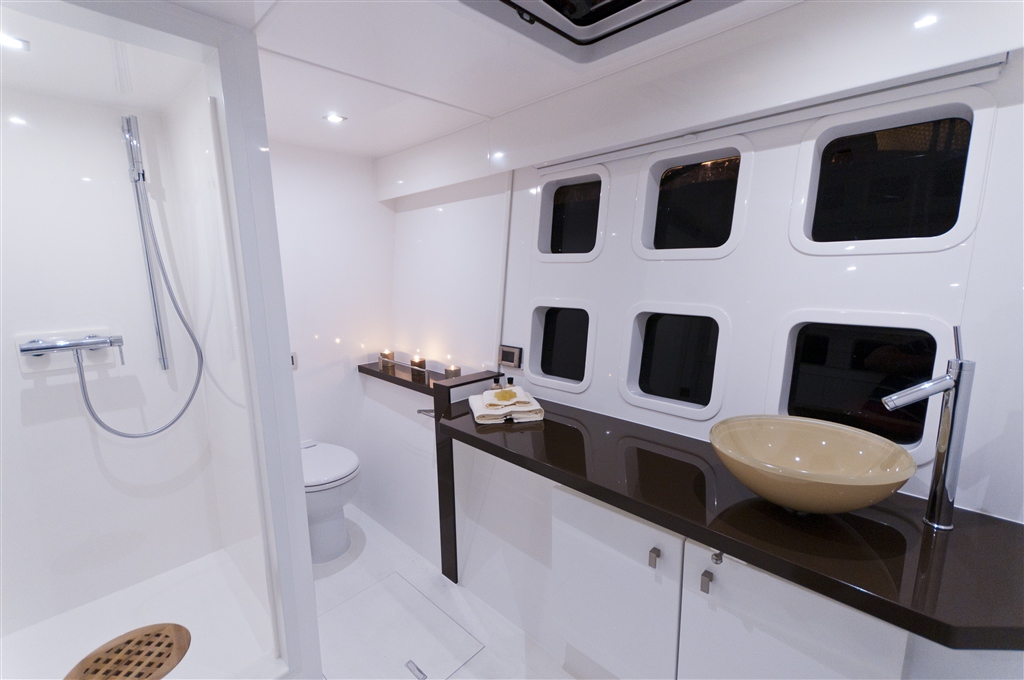 Catamaran DREAMLINER -  Guest Ensuite.jpg