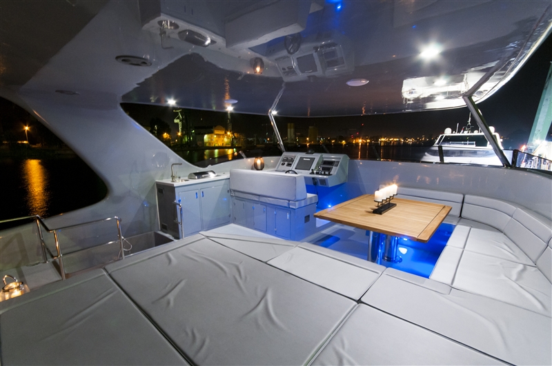 Catamaran EWHALA -  Flybridge.jpg