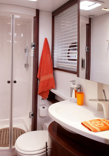 Catamaran MAITAI Sunreef 74 (ex Che) - Bathroom.jpg
