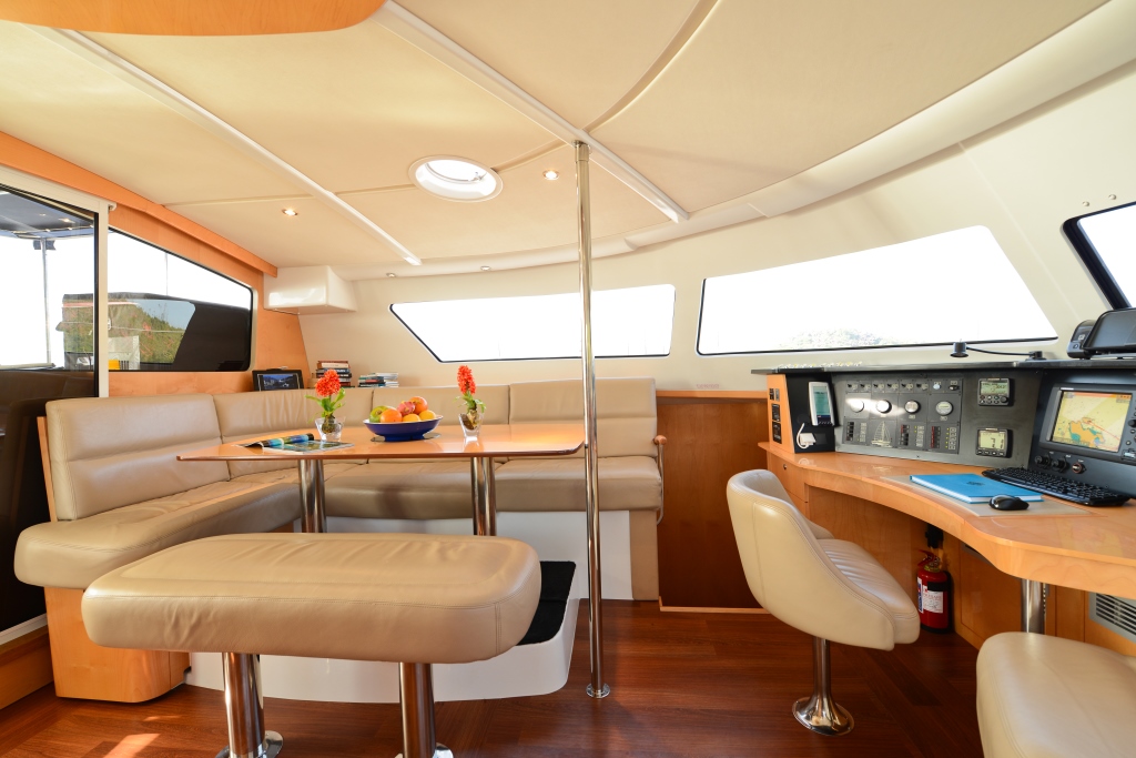 Catamaran NKALINDAU -  Salon Dining.jpg