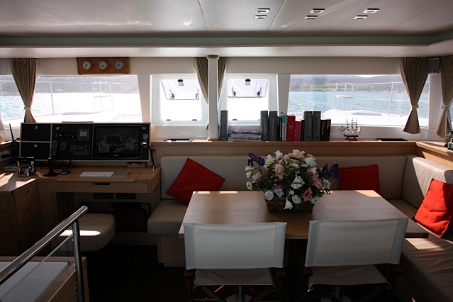 Catamaran OKEANOS -  Salon 2.jpg