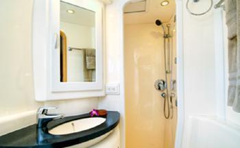 Catamaran SEA LEOPARD -  Guest Ensuite.jpg