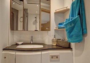 Catamaran VACOA - Ensuite.jpg