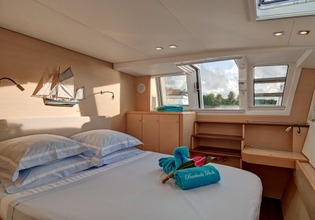 Catamaran VACOA - Guest Cabin.jpg