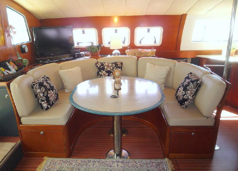 Catamaran VICTORIA -  Salon Dining.jpg