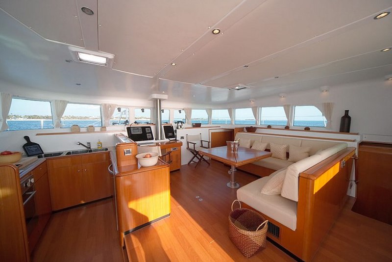 Catamaran WHISPERS -  Salon.jpg