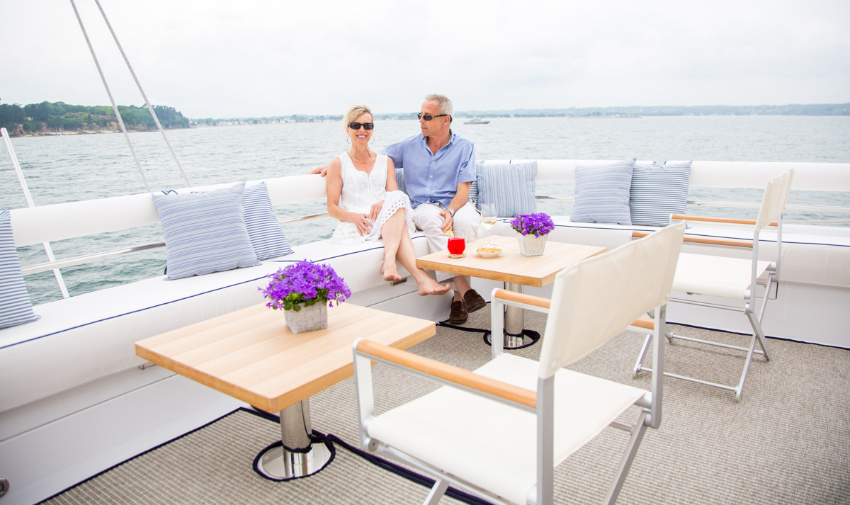 Catamaran WINDQUEST - Flybridge Seating.jpg