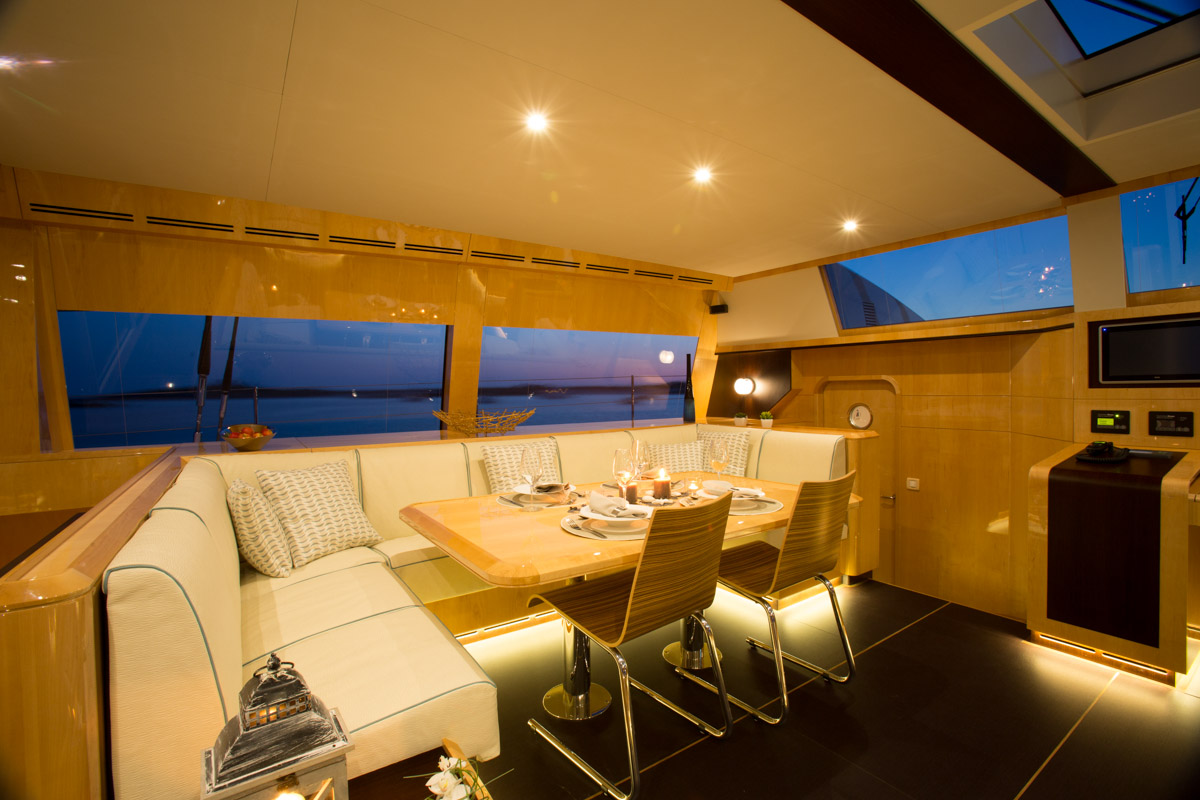 Catamaran WINDQUEST - Salon Dining.jpg
