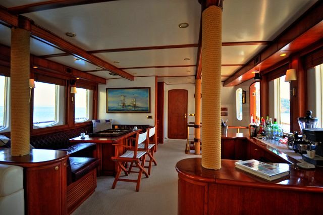 Classic Yacht El Bandido -  Formal Dining.jpg