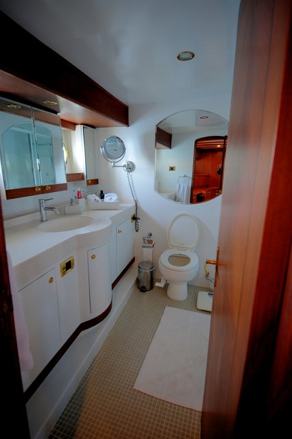 Classic Yacht El Bandido -  Guest Ensuite.jpg