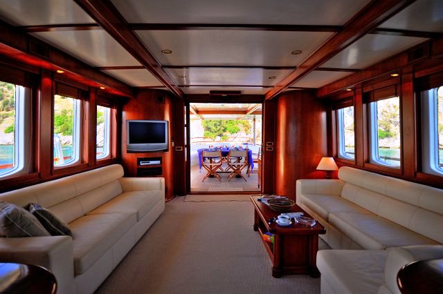 Classic Yacht El Bandido -  Salon looking aft.jpg