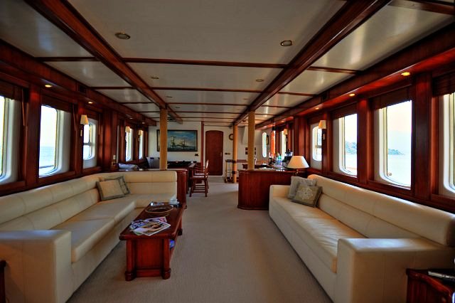 Classic Yacht El Bandido -  Salon looking forward.jpg