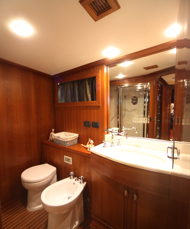 Classic Yacht HATHOR -  Guest Ensuite.jpg