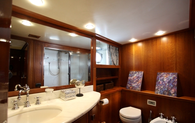 Classic Yacht HATHOR -  Master Ensuite.jpg