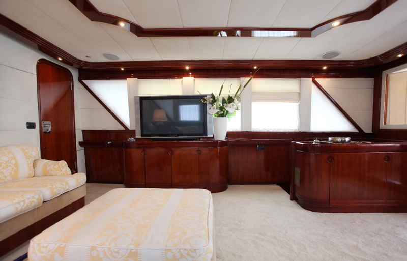 Classic Yacht HATHOR -  Salon TV.jpg