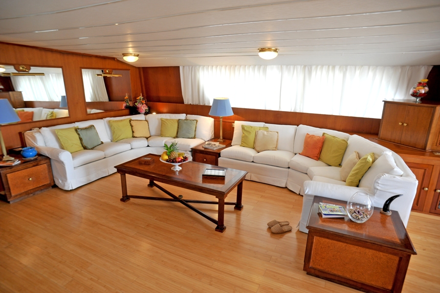 Classic Yacht NAFISA -  Salon Seating.jpg