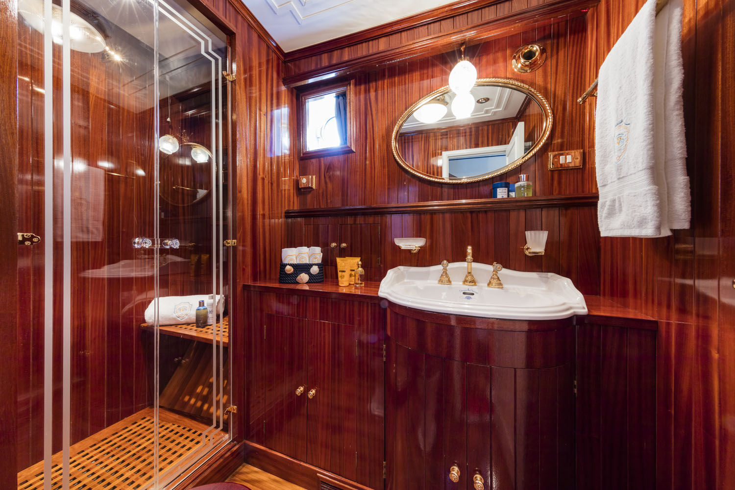 Classic sail yacht CROCE DEL SUD - Ensuite.jpg