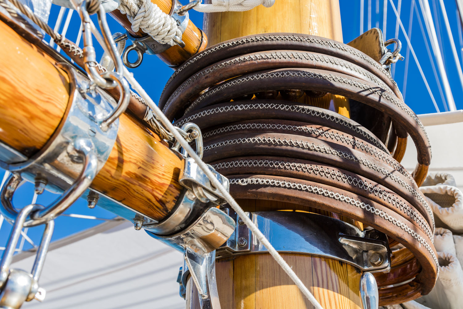 Classic sail yacht CROCE DEL SUD - Mast Detail.jpg