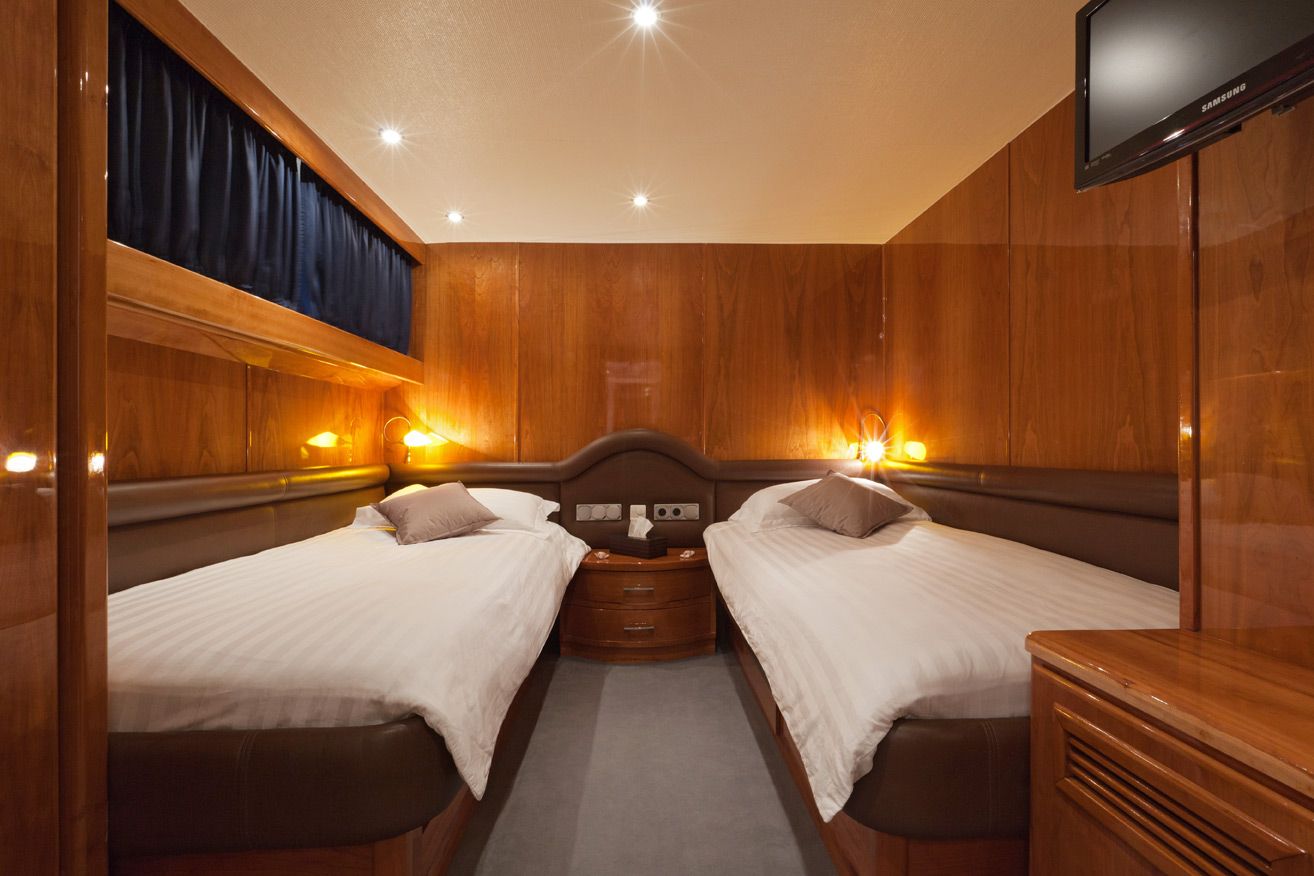 Classic yacht DUNE -  Twin Cabin.jpg