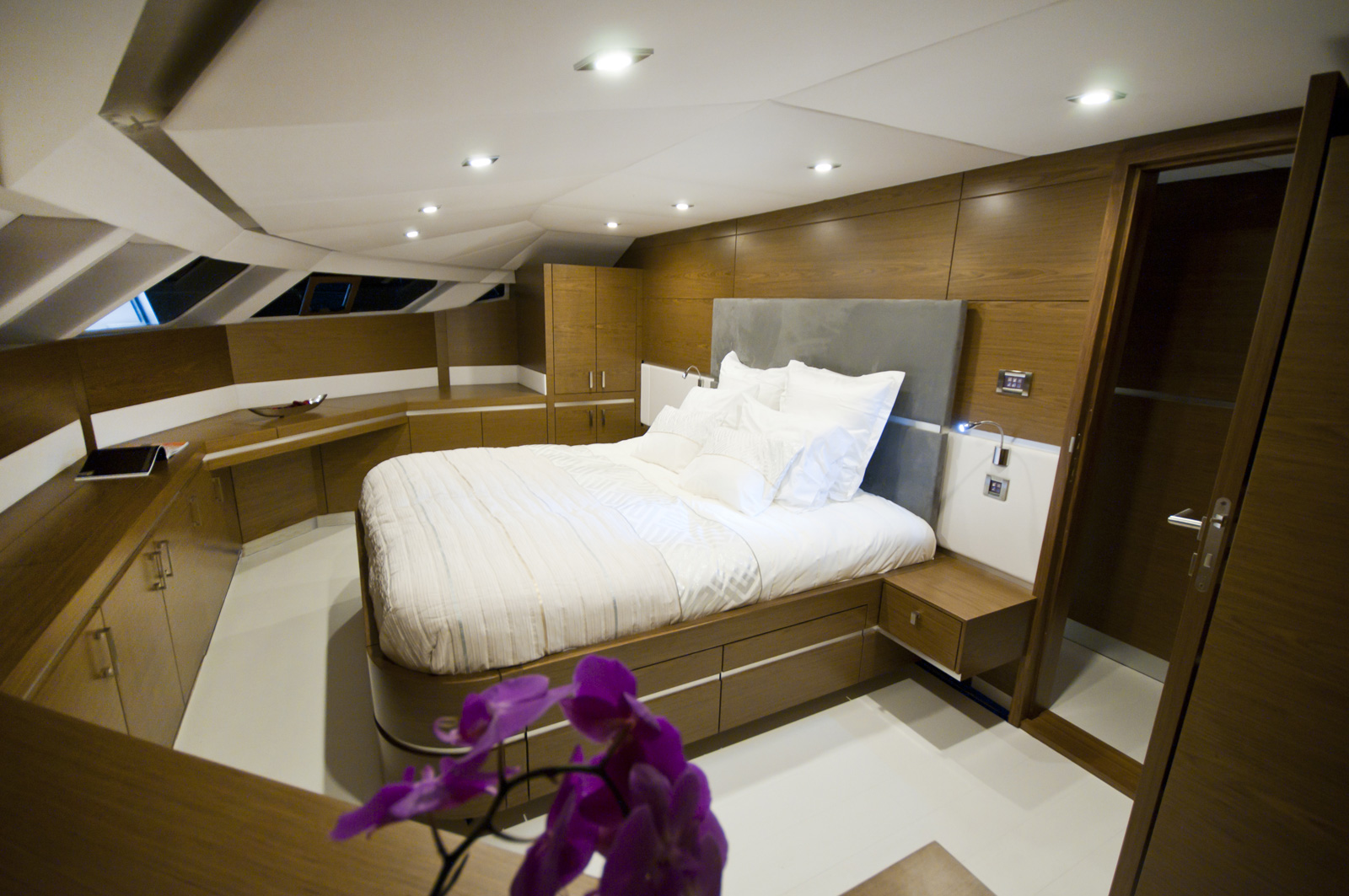 DAMRAK II - Master Cabin.jpg