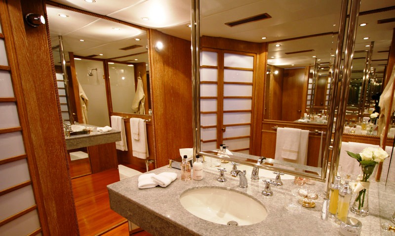 DANGLETERRE II  Bathroom.jpeg