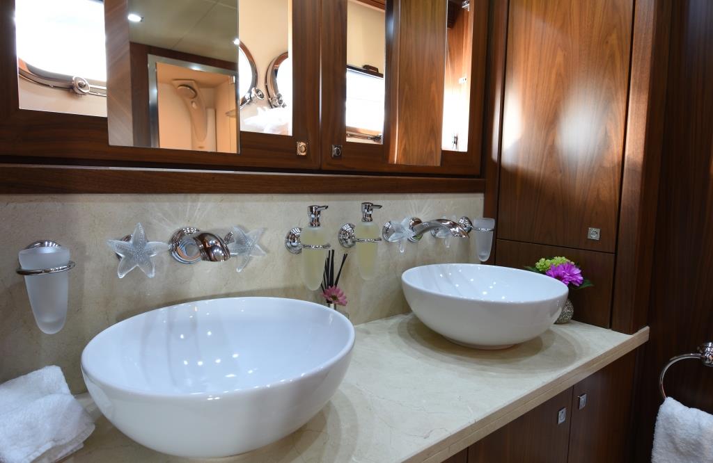 DOUBLE D - Master ensuite.jpg