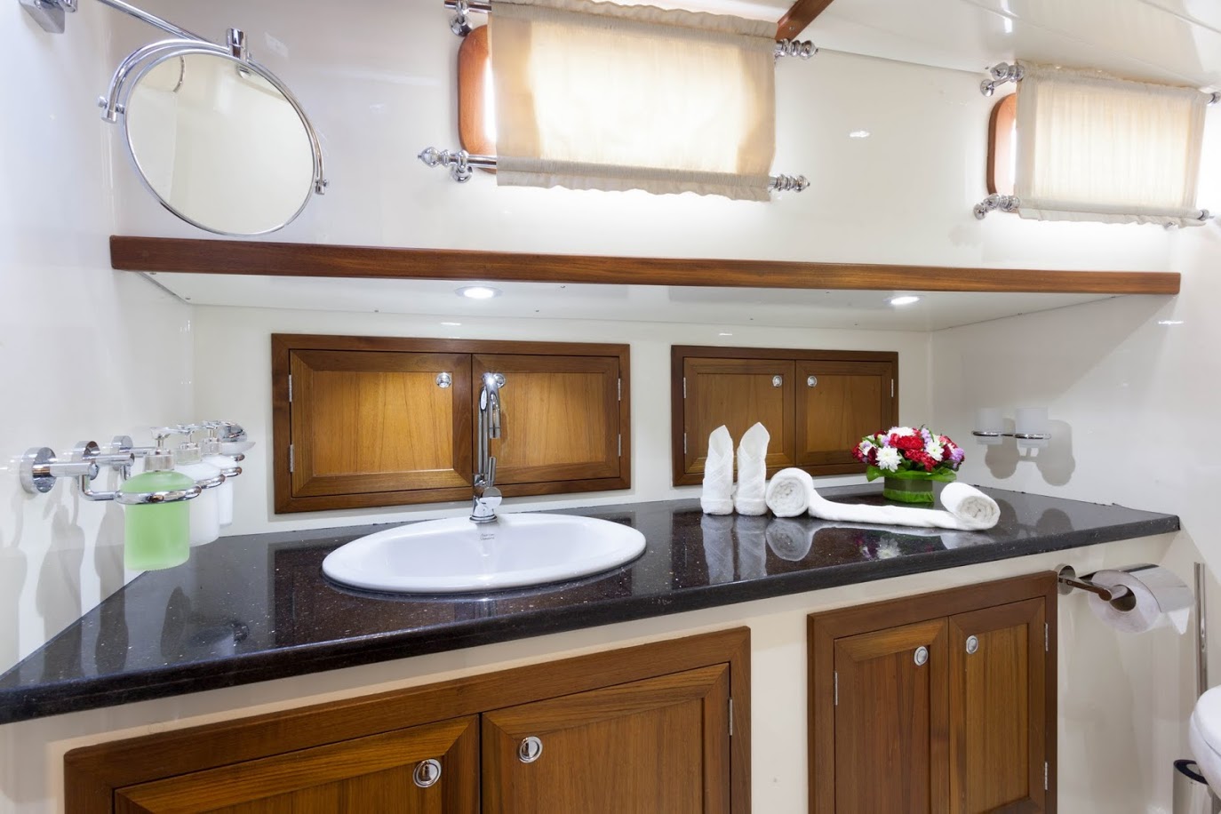 Dallinghoo - Master Cabin Ensuite.jpg