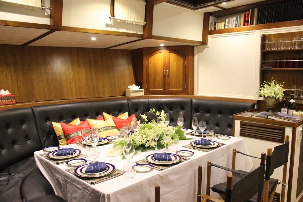 Dallinghoo - Table setting.jpg