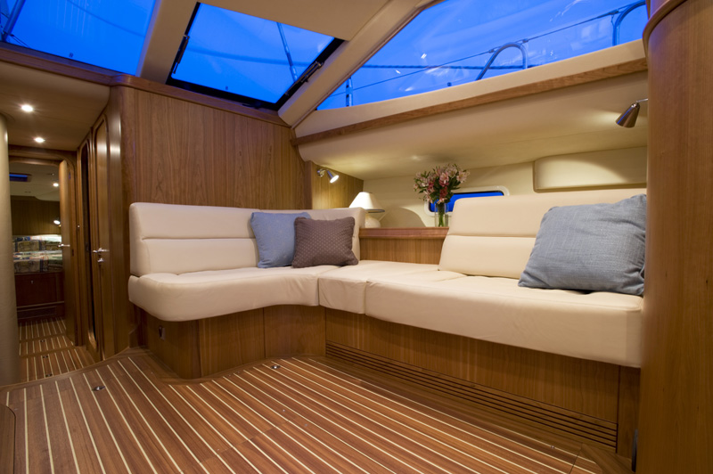 Discovery Yachts More Magic - Saloon.jpg