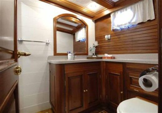 ECCE NAVIGO -  Bathroom Starboard Side.jpg