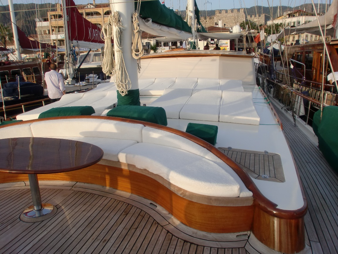 ECCE NAVIGO -  Forward seating and lounging.jpg