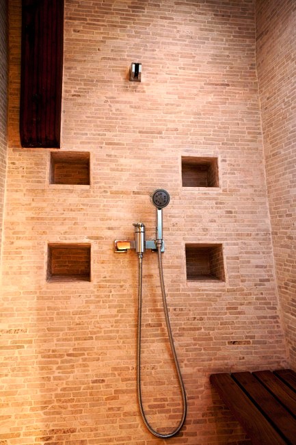 EL ALEPH -  Shower.jpg