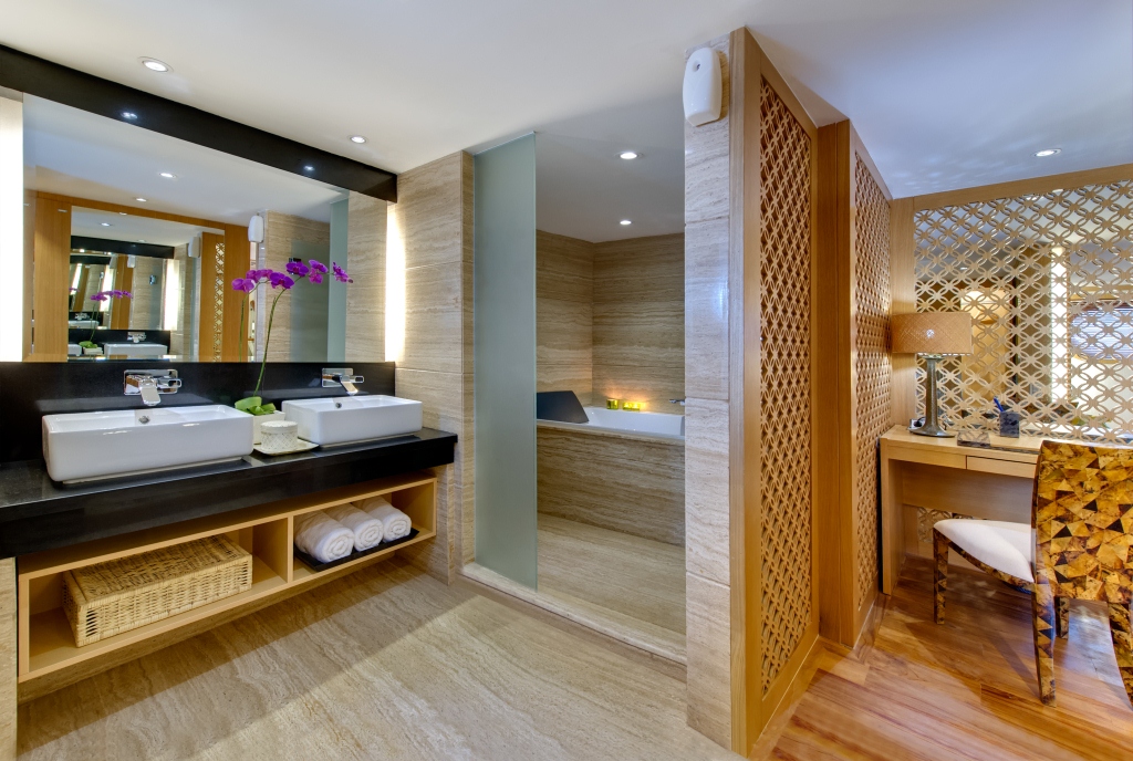 Expedition yacht SALILA -  Master Cabin Ensuite.jpg