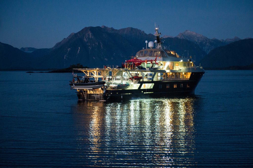 Explorer Yacht ATMOSPHERE -  At Night.jpg