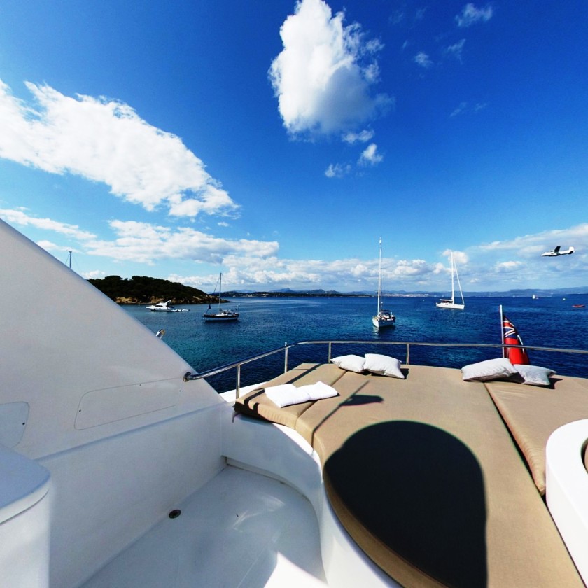 FAMILIA Sundeck.jpg