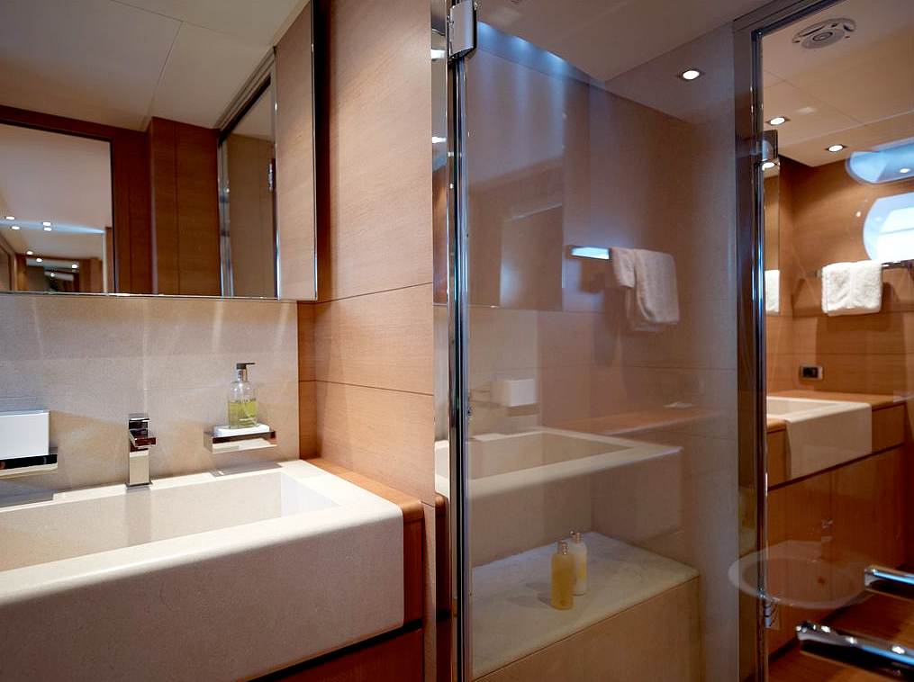 FELIGO master en-suite.jpg