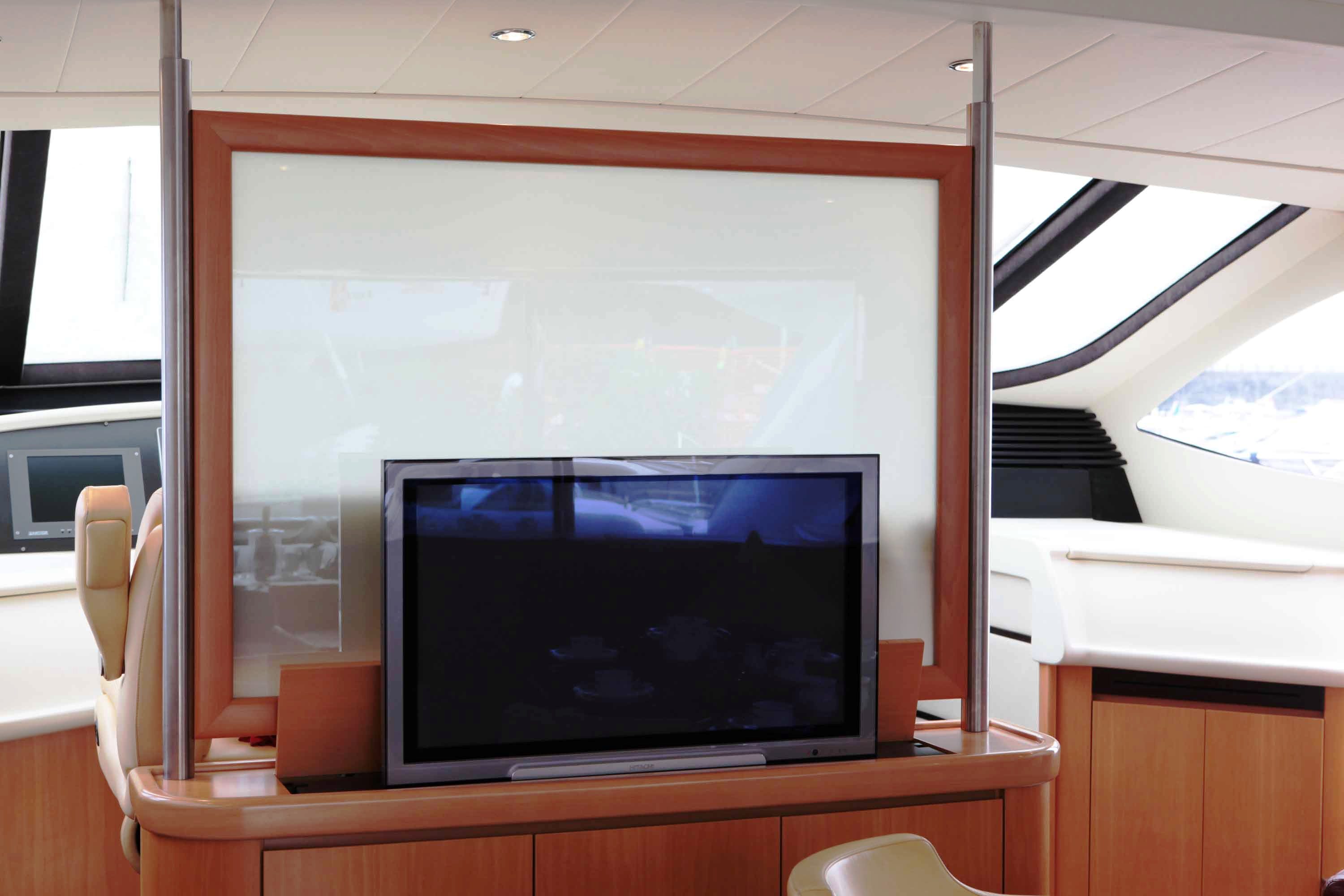 FIRE FLY -  TV in Salon.jpg