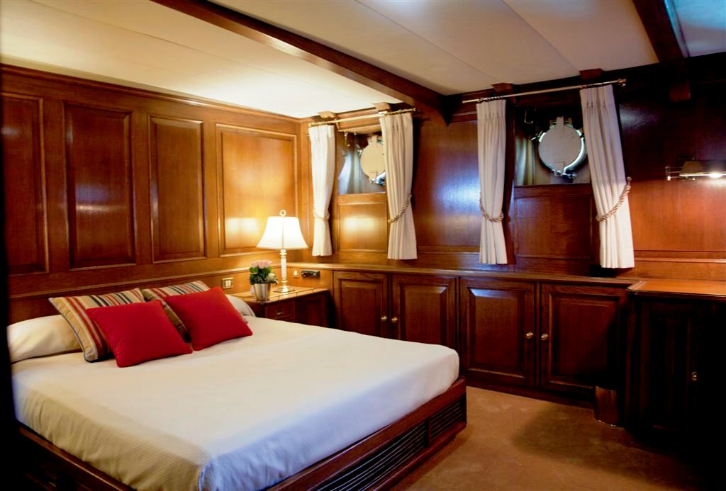 FLEURTJE -  Master Cabin 3.jpg