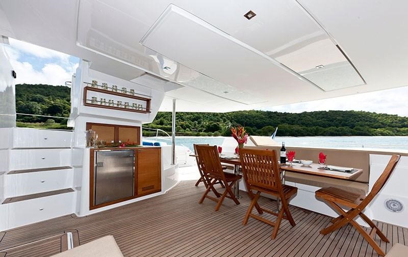 FLOW - Alfresco dining and wet bar.jpg