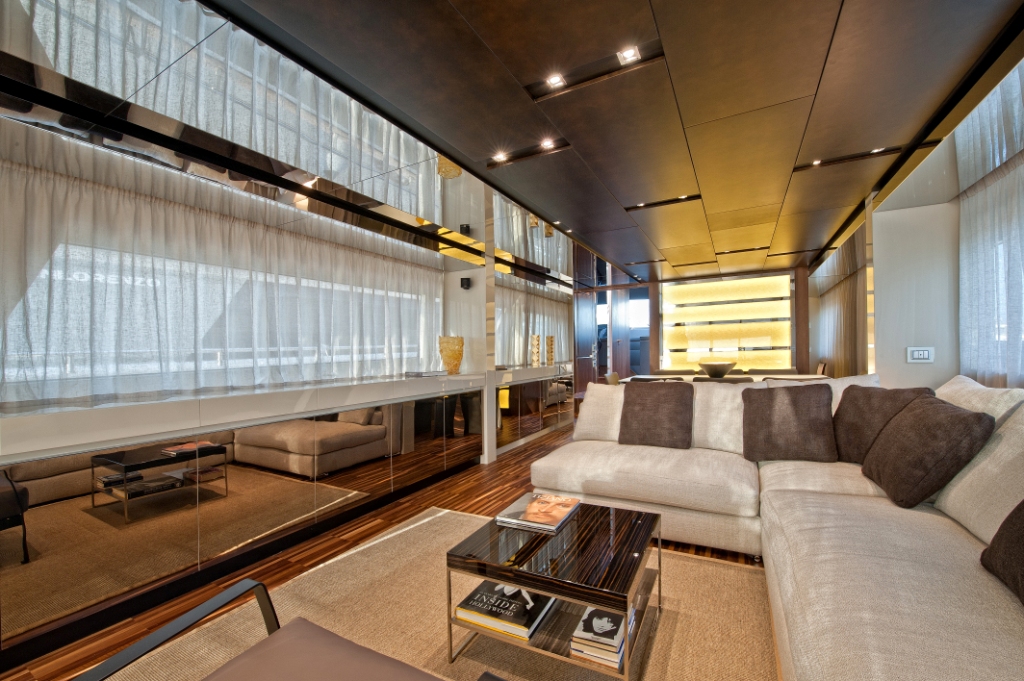 FORTUNA SL82 -  Salon looking forward.jpg
